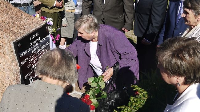 Rodzone siostry Zygfryda Kulińskiego "Albina" składają kwiaty przy pomniku bohaterskich Żołnierzy Wyklętych