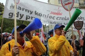 Związkowcy protestują m.n. przeciwko likwiadacji szkół i pogorszeniu jakości kształcenia