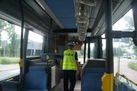 Policjant żyrardowskiej drogówki kontroluje autobus