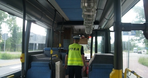 Policjant żyrardowskiej drogówki kontroluje autobus