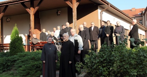 Uczestnicy spotkania w ogrodzie Domu Kapłana Seniora
