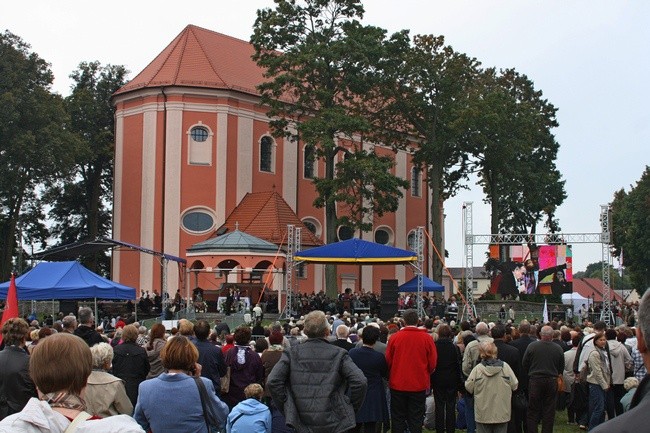 Skrzatusz: tłumy idą do sanktuarium