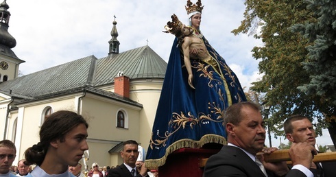 Hałcnowska Pieta w drodze na ołtarz polowy