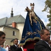 Hałcnowska Pieta w drodze na ołtarz polowy