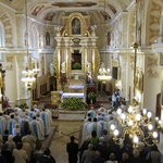 Księża w nawie głównej przed Mszą św.