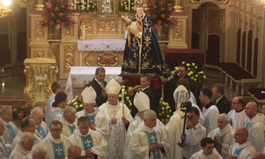 Księża biskupi i infułaci wychodzą w procesji