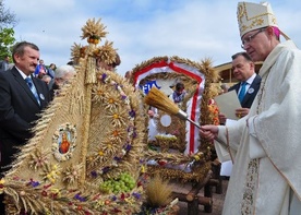 Bp Piotr Libera błogosławi dożynkowe wieńce. Towarzyszy mu Adam Struzik, marszałek województwa mazowieckiego