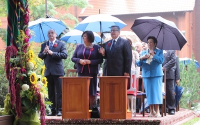 Prezydent RP Bronisław Komorowski z żoną Anną w Kaplicy Polowej AK w Spale
