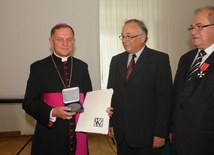 Medal dla abp. M. Mokrzyckiego