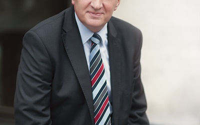 Dr Jarosław Gowin – pochodzi z Jasła, w latach 1994–2005 redaktor naczelny miesięcznika „Znak”. Od 2005 r. do września 2013 poseł PO, a w latach 2011–2013 minister sprawiedliwości