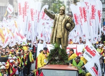 Pozłacany pomnik Donalda Tuska w peruwiańskiej czapce i z piłką pod pachą, odsłonięty w namiotowym miasteczku, otwierał sobotni pochód związkowców przez stolicę