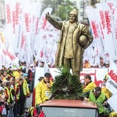 Pozłacany pomnik Donalda Tuska w peruwiańskiej czapce i z piłką pod pachą, odsłonięty w namiotowym miasteczku, otwierał sobotni pochód związkowców przez stolicę