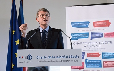Minister edukacji we francuskim rządzie Vincent Peillon  prezentuje Kartę laickości w szkole w La Ferte-sous-Jouarre