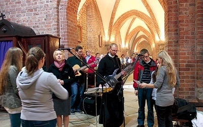  Zespół z parafii Podwyższenia Krzyża Świętego w Gliwicach w sanktuarium w Rudach