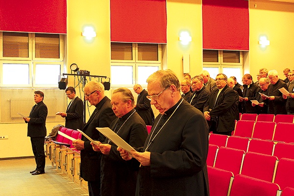  W konferencji w pierwszym dniu wzięli udział trzej biskupi (od prawej): Jan Kopiec, Gerard Kusz i Jan Wieczorek 