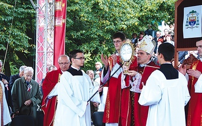 Na zakończenie Eucharystii biskup udzielił błogosławieństwa relikwiami