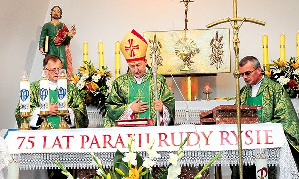  Mszę św. celebrowali bp Andrzej Jeż, ks. dziekan Władysław Pasiut i ks. prał. Kazimierz Markowicz