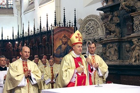 Msza św. W środku bp Andrzej Jeż, po prawej ks. Marek Gancarczyk, po lewej ks. Zbigniew Wielgosz 