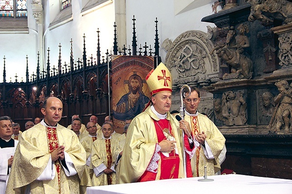 Msza św. W środku bp Andrzej Jeż, po prawej ks. Marek Gancarczyk, po lewej ks. Zbigniew Wielgosz 