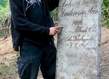  – Podczas prac na cmentarzu ewangelickim w Brójcach wykopaliśmy również najstarszą płytę nagrobną z 1839 roku – mówi Maksymilian Frąckowiak