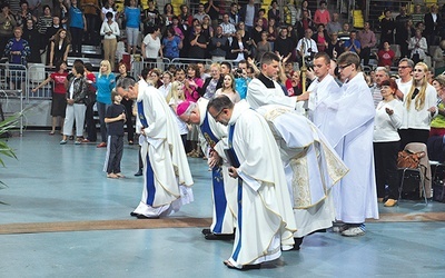 Koszalin, 12 września. – Rozpoczynamy Eucharystię. Ten moment jest najważniejszy, jest szczytem naszego świętowania – przypomniał zgromadzonym bp Paweł Cieślik