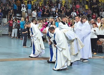 Koszalin, 12 września. – Rozpoczynamy Eucharystię. Ten moment jest najważniejszy, jest szczytem naszego świętowania – przypomniał zgromadzonym bp Paweł Cieślik