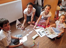 Marzena Petela z Zabrza uczy w domu swoje dzieci: Tymoteusza (V klasa), Weronikę (III klasa) i Karolinę (zerówka)
