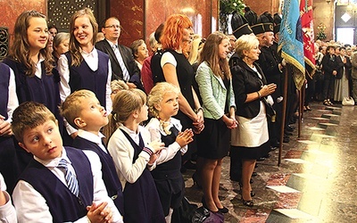 Podczas uroczystości uczniowie klas pierwszych szkół katolickich z Piekar Śl. złożyli ślubowanie