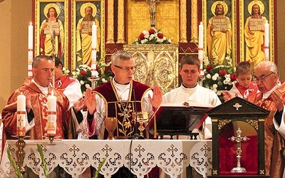 Relikwiarz został uroczyście wniesiony do kościoła w święto Podwyższenia  Krzyża Świętego 