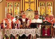 Relikwiarz został uroczyście wniesiony do kościoła w święto Podwyższenia  Krzyża Świętego 