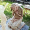 Pomnik błogosławiącego matce dziecka, autorstwa słowackiego artysty, jest już znany odbiorcom. Wrocławska wersja ma być uzupełniona o ojca...