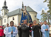 Pieta hałcnowska w drodze  na ołtarz polowy