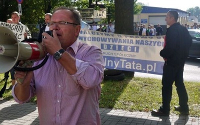 Głośny i wyraźny protest ojców przed płońskim sądem