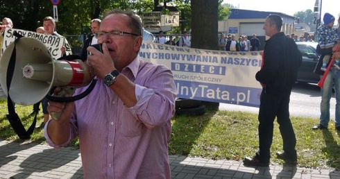Głośny i wyraźny protest ojców przed płońskim sądem