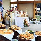 Za dożynkowe wieńce, chleb i spracowane dłonie rolników modlił się bp Libera