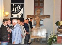 Nowe pomysły duszpasterskie, jak spotkania mężczyzn u Świętego Krzyża w Płocku, to cenna inicjatywa, która towarzyszy synodalnej modlitwie i dyskusjom w parafiach