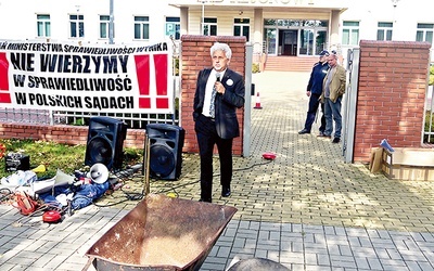 Demonstracja przed płońskim sądem: transparenty i głośno wyrażane niezadowolenie ojców, którzy domagają się m.in. wprowadzenia obowiązkowej opieki naprzemiennej w przypadku rozstania rodziców 