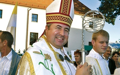 Abp Piotr Herkulan Malczuk urodził się w polskiej rodzinie w Mołdawii. Złożył śluby zakonne w Zakonie Braci Mniejszych. Od 2011 roku jest biskupem kijowsko-żytomierskim obrządku łacińskiego