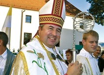Abp Piotr Herkulan Malczuk urodził się w polskiej rodzinie w Mołdawii. Złożył śluby zakonne w Zakonie Braci Mniejszych. Od 2011 roku jest biskupem kijowsko-żytomierskim obrządku łacińskiego