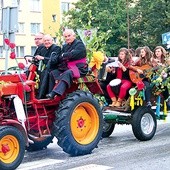 Za kierownicą proboszcz ks. Leszek Sokół. Z lewej ks. Norbert Piwnik, z prawej ks. Bogusław Bogaczewicz. Śpiewają scholanki