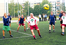 Mecz był zacięty, choć rozgrywkom przyświecała zasada fair play.  Przecież grali księża, nauczyciele i wychowawcy!