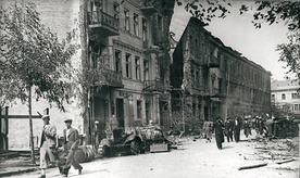 Fotografie pokazują Lublin po bombardowaniu 9 września 1939 roku. Największe zniszczenia miały miejsce w centrum miasta oraz w fabryce samolotów