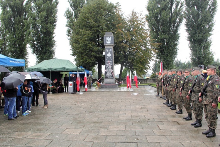 Odłonięcie pomnika poległych w Sochaczewie