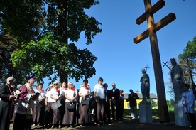 Bp Roman Marcinkowski poświęcił charakterystyczny dla bożogrobców krzyż patriarchalny w miejscu, gdzie przez wieki wznosił się kościół Świętego Ducha