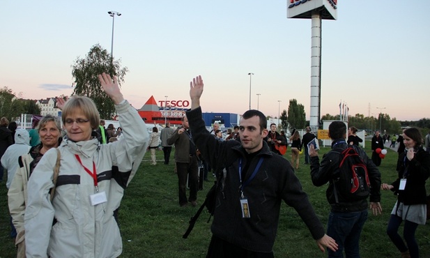 Odnowa w Duchu Świętym prowadziła ewangelizację przed supermarketem Tesco