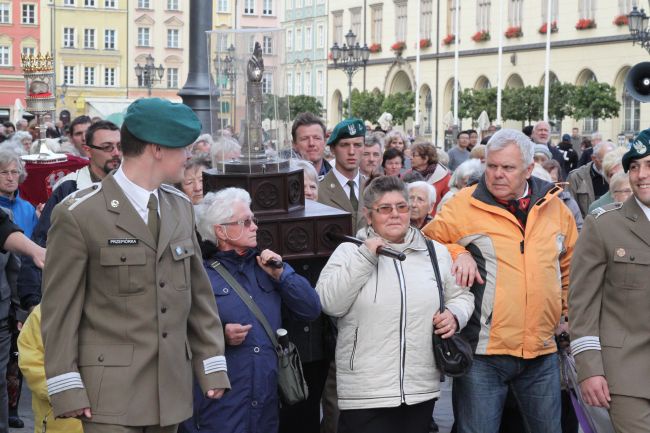 Procesja z relikwiami śś. Stanisława i Doroty