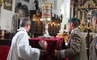 Procesja z relikwiami śś. Stanisława i Doroty