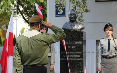 Pomnik prezydenta Ryszarda Kaczorowskiego stanął przy siedzibie sochaczewskiego Hufca ZHP