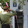 Pomnik prezydenta Ryszarda Kaczorowskiego stanął przy siedzibie sochaczewskiego Hufca ZHP