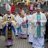 Prymas abp Józef Kowalczyk (w środku)